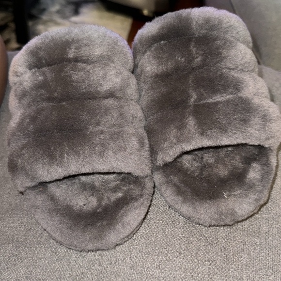 Ugg fluff slides like new condition - Picture 2 of 7